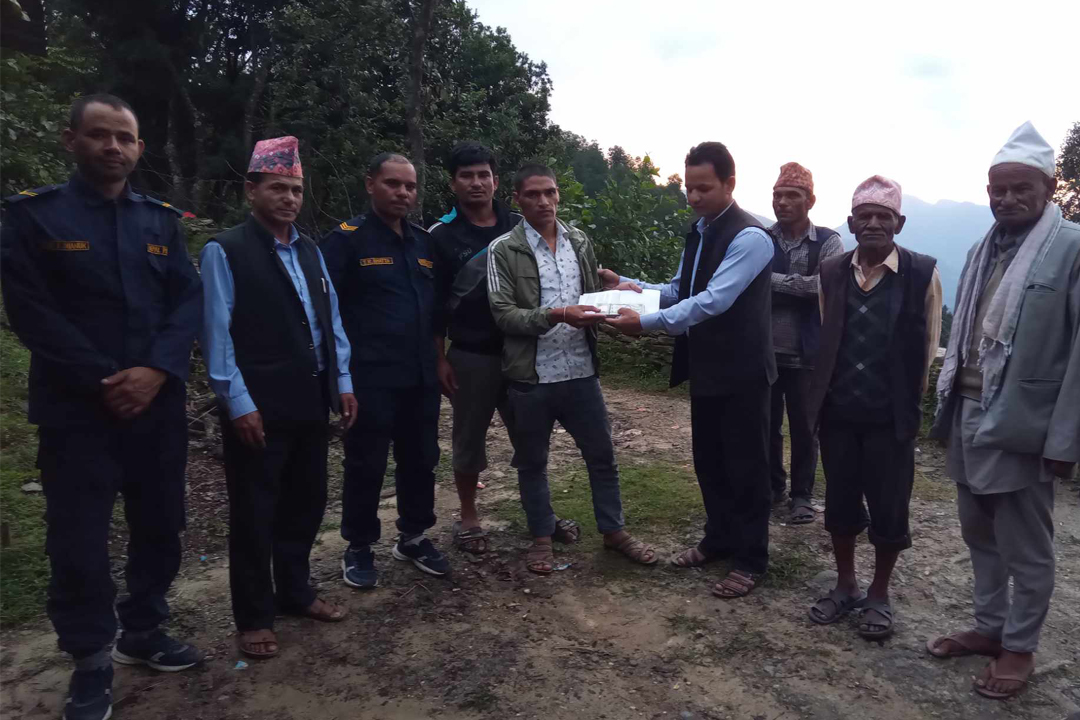 बैतडीका पहिरो पीडित जागरीलाई प्रवासी नेपालीको सहयोग 